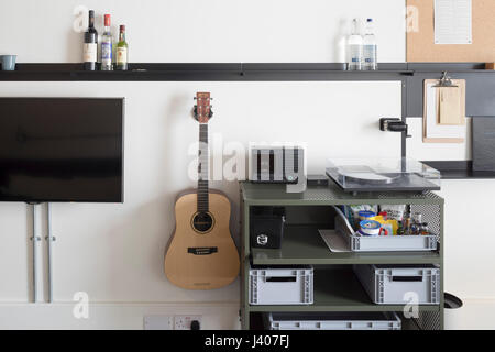 Schlafzimmer. Ace Hotel Shoreditch, London, Vereinigtes Königreich. Architekt: EPR Architekten Limited, 2016. Stockfoto