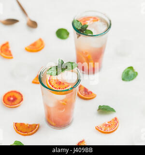 Blutorange frische Limonade mit Eis und Minze, quadratische Ernte Stockfoto