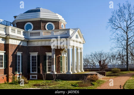 Charlottesville, USA - 20. Januar 2013: Monticello, Jeffersons Haus mit Spalten im Frühjahr Stockfoto