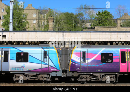 Alte und neue First Transpennine Express Lackierungen auf zwei Klasse 350 elektrische Züge im Gleis 4 am Bahnhof von Lancaster auf der West Coast Main Line. Stockfoto