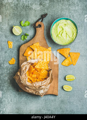 Mexikanische Mais-Chips und Guacamole frische Sauce auf Holzbrett Stockfoto