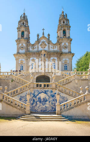 Lamego Portugal, das Heiligtum Kirche Nossa Senhora Dos Remedios auf dem Gipfel der 686 Schritt barocke Treppe in der Stadt Lamego, Portugal. Stockfoto