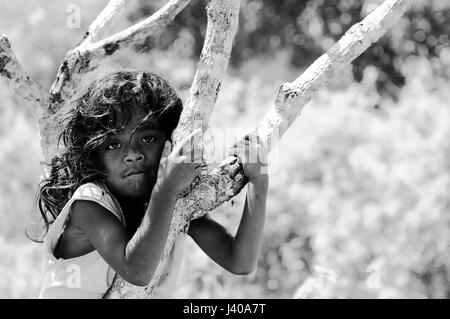 SOE, TIMOR, Indonesien - APRIL 25: Unbekannte ethnische indonesischen Kind auf einer Insel Timor im Dorf von Headhuntern auf einer Insel Timor Indonesi Stockfoto