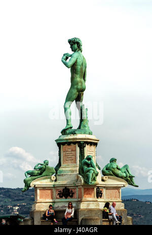 Die berühmte Statue des David von Michelangelo (Reproduktion) in der Mitte des quadratischen Piazzale Michelangelo in Florenz, Italien Stockfoto