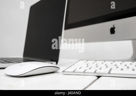 Belgrad, Serbien - 8. März 2017: Computer iMac und MacBook Laptop auf dem Tisch. iMac ist ein all-in-One Macintosh-Desktop-Computer entwickelt, eine Stockfoto