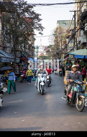 HANOI, VIETNAM - 17. Februar 2017: unbekannte Leute auf der Straße von Hanoi, Vietnam. Hanoi ist die Hauptstadt von Vietnam und haben mehr als 7,5 Millionen ci Stockfoto