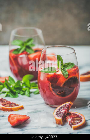 Blutorange und Erdbeere Sommer-Sangria auf Marmortisch Stockfoto