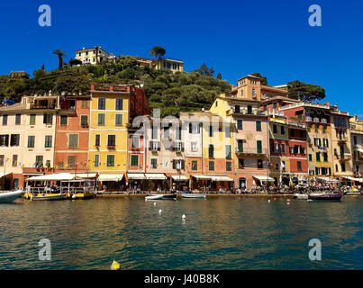 PORTOFINO, Italien - 29. April 2017: Unindentified Menschen in Portofino, Italien. Portofino ist einer der beliebtesten Ferienorte an der italienischen Riviera Stockfoto