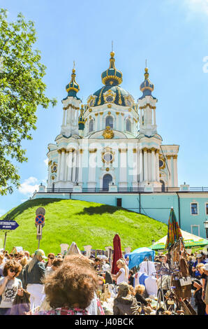 Kiew, Ukraine - 25. Mai 2013: Ansicht der St. Andrew's Kirche auf einem Hügel namens Andriyivskyy Abstieg mit vielen Touristen Stockfoto