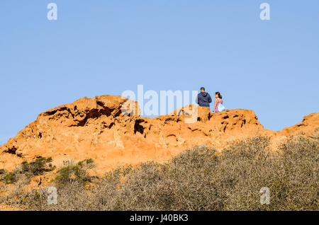 La Jolla, USA – 9. März 2014: Torrey Pines Klippe im Pazifischen Ozean in San Diego Kalifornien mit Menschen stehen an der Spitze unterwegs Stockfoto