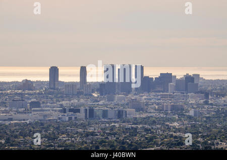 Los Angeles, USA - 9. März 2014: Stadtbild oder Skyline der Stadt LA mit Smog bei Sonnenaufgang oder Sonnenuntergang Stockfoto