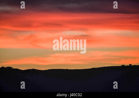 Farbenprächtigen Sonnenuntergang auf Coronado Island mit Silhouetten der Cabrillo National Monument in San Diego, Kalifornien Stockfoto