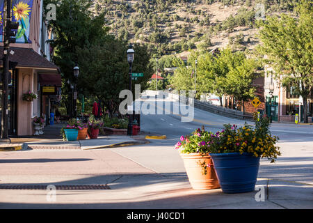 Glenwood Springs, USA – 7. September 2015: Zentrum Stadt mit täglich Brot Shop, Blumenschmuck und Hauptbrücke mit Bürgersteig in Colorado Stockfoto