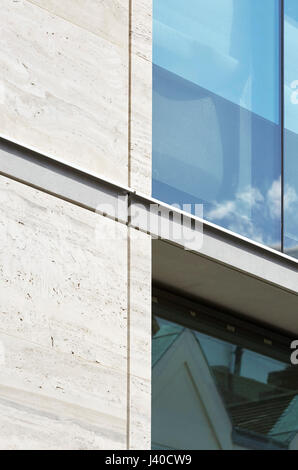 Travertin und Verglasung detail. Chancery Lane, London, Vereinigtes Königreich. Architekt: Bennetts Associates Architekten, 2015. Stockfoto