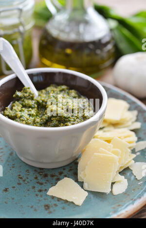 Frisch gemacht Pesto-Sauce im Glas auf hölzernen Hintergrund Stockfoto