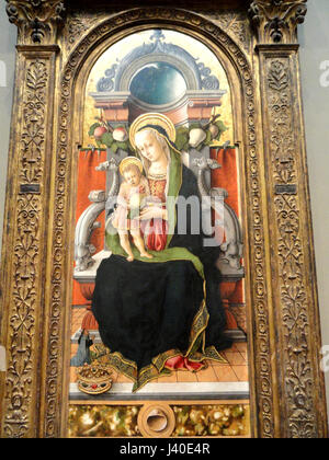 Madonna und Kind inthronisiert mit Spender, Carlo Crivelli, Ansicht 1470, Tempera auf Verkleidung, 2 National Gallery of Art, Washington DSC08838 Stockfoto