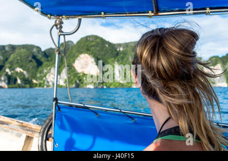 Board-Rückansicht des Frau mit blonden Haaren unterwegs im Boot hinzufügen Stockfoto