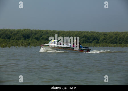 Speed-Boot auf dem Moheskhali-Kanal. Cox Bazar, Bangladesch. Stockfoto