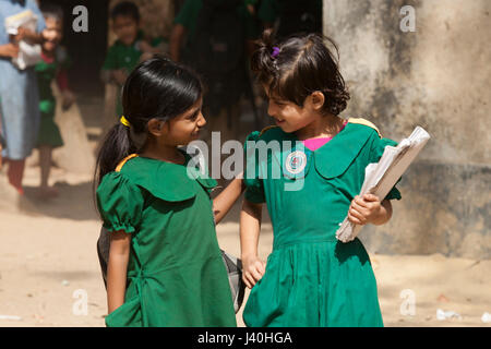 Schülerinnen der Kommunalverwaltung Grundschule zurück zu Hause Moheskhali. Cox Bazar, Bangladesch. Stockfoto