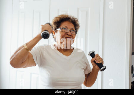 Frau mit Hanteln Stockfoto