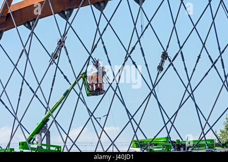 Arbeiter auf Access-Plattform auf der neuen Bahn-Brücke im Bau über dem Fluß Irwell, Ordsall Akkord rail Link-Projekt, Salford, Manchester, UK Stockfoto