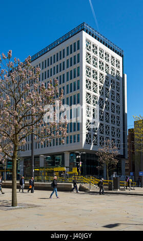 "Zwei St. Peter's Square" Gebäude (SimpsonHaugh und Partner-2017) und die Metrolink-Straßenbahn zu stoppen, Petersplatz, Manchester, England, UK Stockfoto