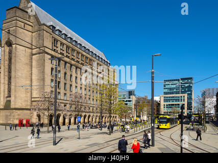 Der Rathaus-Erweiterungsbau und die Metrolink-Straßenbahn-Haltestelle, Petersplatz, Manchester, England, UK Stockfoto