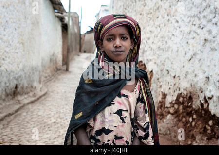 HARAR - Äthiopien - Dezember 25, 2012, Porträt einer jungen muslimischen Mädchen in den Straßen von Harar, Äthiopien Stockfoto