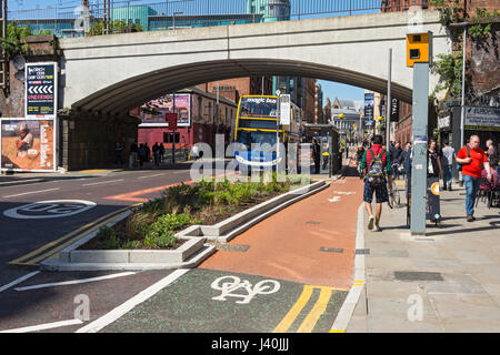 Getrennten Radweg auf Oxford Straße, Manchester, England, UK Stockfoto