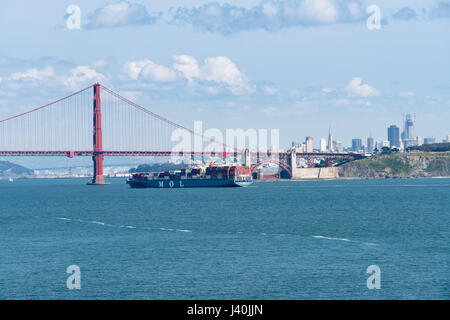 MOL Pracht Container Schiff in San Francisco Bay unter der Golden Gate Bridge Stockfoto