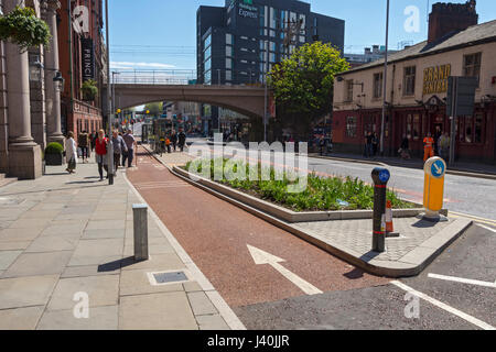 Getrennten Radweg auf Oxford Straße, Manchester, England, UK Stockfoto