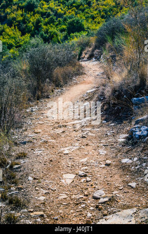 Steinigen Weg zwischen trockenen Büschen auf der Insel Korfu - Griechenland Stockfoto