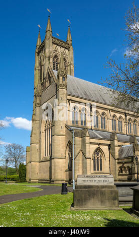 St.-Petri Kirche und das Grab von Samuel Crompton, Erfinder des Spinning Mule, Bolton, Manchester, England, Vereinigtes Königreich. Stockfoto