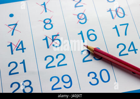 Der Stift im Kalender markiert die Tage vor dem Beginn des Urlaubs. Stockfoto