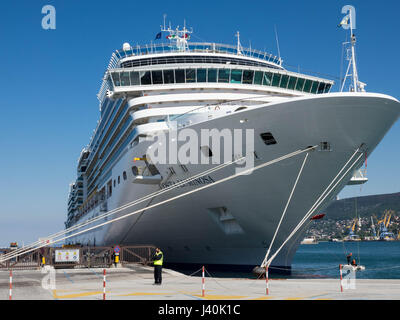 Triest, Italien - 30. April 2017 / Luxus Costa Luminosa Kreuzfahrt Schiff vom Hafen in Triest Stockfoto