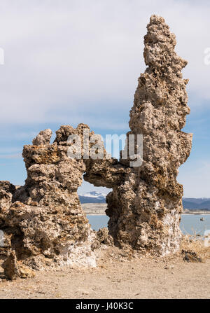 Tuffstein im salzigen Wasser des Mono Lake in Kalifornien Stockfoto