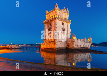 Turm von Belem in Lissabon in der Nacht, Portugal Stockfoto