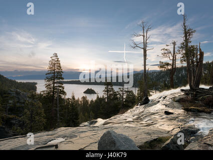 Emerald Bay am Lake Tahoe mit niedriger Adler fällt Stockfoto