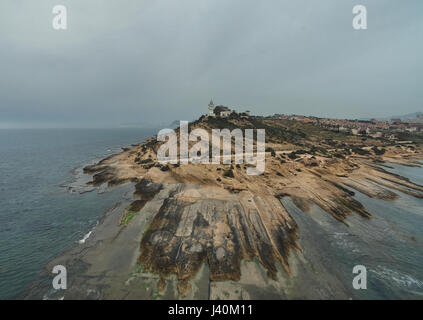 Leuchtturm auf einem Hügel am frühen Morgen. Luftaufnahmen. Alicante, Costa Blanca. Spanien Stockfoto