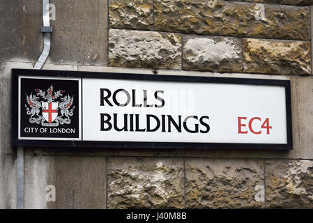 Rollen Gebäude Straße Straßenschild in der Stadt London EC 4. Home zu den Rolls Gebäude Royal Courts of Justice. Wappen und Wappen Stockfoto