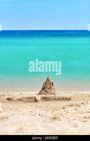 Sandburg und Krokodil Skulptur am Strand, Sommer Urlaub Konzept. Stockfoto