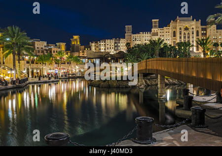 Nachtansicht des künstlichen Kanals, Souk Madinat Jumeirah am Persischen Golf. Dubai, Vereinigte Arabische Emirate. Stockfoto