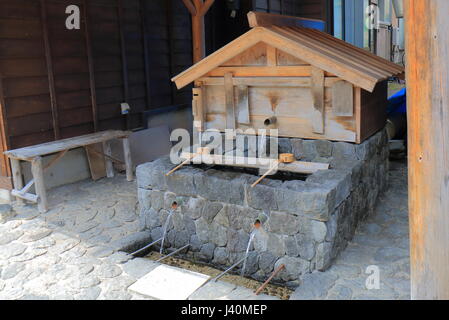 Auch für Trinkwasser auf Naraijyuku Straße in Kiso Nagano Japan historischen Haus. Naraijyuku ist berühmt für traditionelle Häuser und Unterkunftsart erhalten Stockfoto