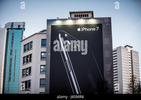 Apple iPhone 7 Plakatwerbung und Gebäuden im Zentrum der Stadt, UK Stockfoto