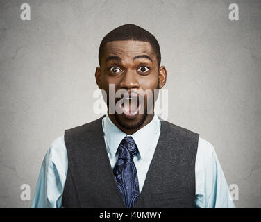 Closeup Portrait glücklich Jüngling, weit geöffneten Mund schauen schockiert, überrascht in voller Unglauben isoliert schwarz grau hinterlegt. Positive Emotionen Stockfoto