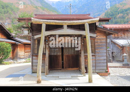 Kleine Straße Schrein auf Naraijyuku historische Haus Straße in Nagano, Japan. Naraijyuku ist berühmt für traditionelle Häuser und Unterkunft erhalten. Stockfoto