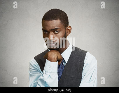Closeup Portrait Mann mit traurigen Ausdruck, isoliert auf grauen, schwarzen Hintergrund. Menschliche Emotionen, Körpersprache, Wahrnehmung des Lebens Stockfoto