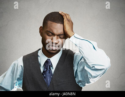 Closeup Portrait Mann mit traurigen Ausdruck, isoliert auf grauen, schwarzen Hintergrund. Menschliche Emotionen, Körpersprache, Wahrnehmung des Lebens Stockfoto