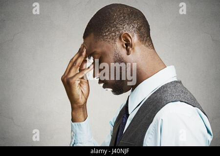 Großansicht Seite Profilbildnis, Kopfschuss traurig, depressiv, allein, enttäuscht düsteren Jüngling seinen Kopf auf der Seite, die mit Selbstmordgedanken isoliert ruht Stockfoto