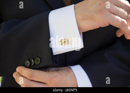 Formelle Kleidung Bräutigam am Hochzeitstag Stockfoto